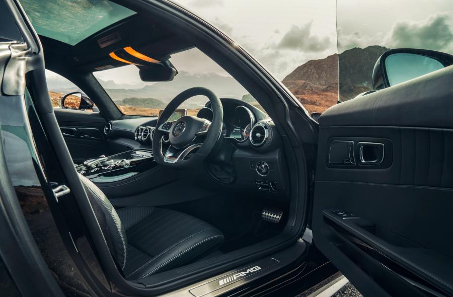 Интерьер Mercedes-AMG GT C (C190) 2017 года  (UK) (фото 20 из 40)